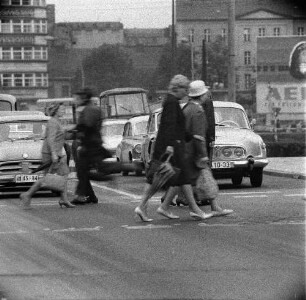 Berlin-Mitte, Alexanderplatz. An einer Ampel die Straße überquerende Fußgänger