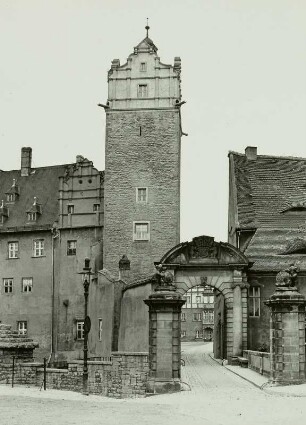 Bernburg, Schloss Bernburg, Haupteingangstor mit Bärengraben und Blauem Turm von Süden