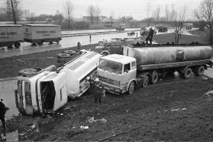 Unfall eines Tanklastzugs auf der Autobahnausfahrt Rüppurr durch Umstürzen mit Austreten von 8000 Liter Heizöl