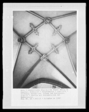 Gewölbe mit Schlußsteinen und Maßwerknasen