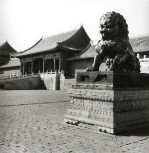 Peking, Kaiserpalast, Löwenskulptur vor dem Tor der Höchsten Harmonie