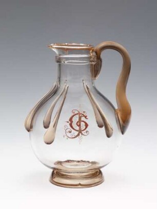 Krüge aus einem Tafelservice mit Monogramm