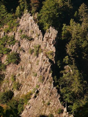 Steil aufragende Felsformationen im Bodetal bei Thale im Harz
