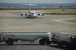 Airport Nizza - Gelandetes Flugzeug : Flughafen Nizza, gelandetes Flugzeug, Tankwagen, Hintergrund neben der Piste das Meer, aufgenommen 2006
