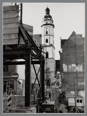 Baustelle mit der Thomaskirche im Hintergrund in Leipzig