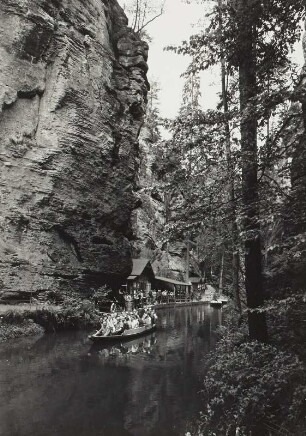 Sächsische Schweiz. Kirnitzschtal, Obere Schleuse bei Hinterhermsdorf. Obere Bootsstation mit abgehendem Touristenkahn