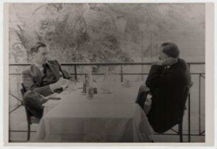 Anthony Eden und Lord Stanhope beim Lunch im Hotel Vieux Bois in Genf. links: Anthony Eden, rechts: Lord James Richard Stanhope