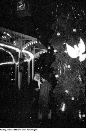 Dresden, Kurt-Fischer Platz (Olbrichtplatz), Nordhalle, Weihnachtsmesse, 1. Dezember 1950