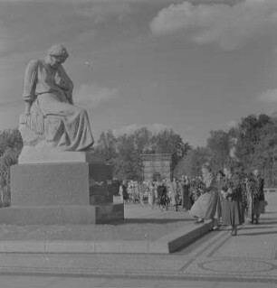 Kranzniederlegung an Ehrenmalen im Treptower Park in Berlin anlässlich des IV. Bundeskongresses des Demokratischen Frauenbundes Deutschlands (DFD) : Kranzniederlegung am Ehrenmal "Mutter Heimat" im Treptower Park