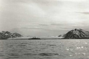 Spitzbergen. Passagierschiff "Monte Cervantes" vor der Kalbungsfront eines Gletschers. Blick landwärts