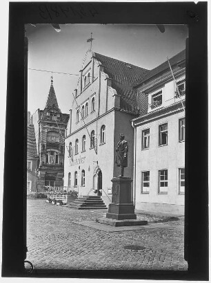 Pulsnitz. Ratskeller und Rietscheldenkmal