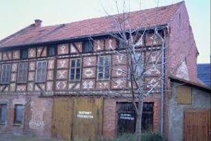 ehemaliges Fabrikgebäude; im Obergeschoss Fachwerk mit Klinkern, farbige Motive
