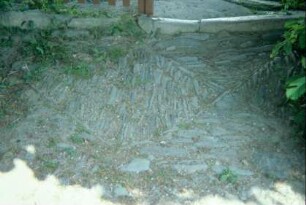Pflasterung aus Schiefer? vor dem Tor des Kirchhofes