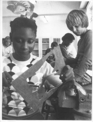 Nairobi. Michael-Grzimek-Schule. Schüler im Kunst-Werkraum bei der Arbeit