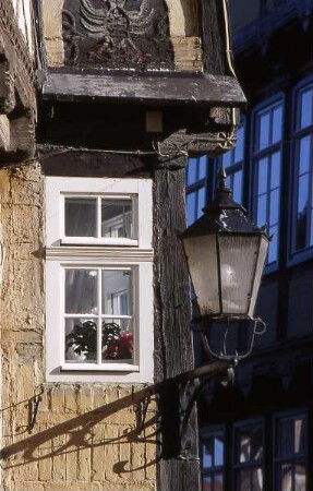 Quedlinburg - Fachwerkhaus : Historischer Fachwerkbau mit Laterne, aufgenommen in der Weltkulturerbestadt Quedlinburg, ca. 2000
