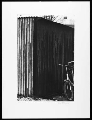 Fahrrad an Wellblechhütte : Dormagen. Bahnhof. Fahrrad an Wellblechhütte