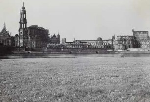 Dresden, Blick vom Neustädter Elbufer nach Süden auf Katholische Hofkirche und Theaterplatz