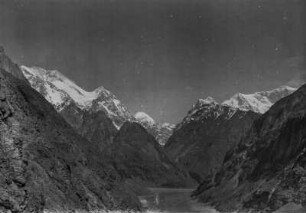 Tal : Ein Tal im Tian Shan Hochgebirge. Im Hintergrund schneebedeckte Gipfel