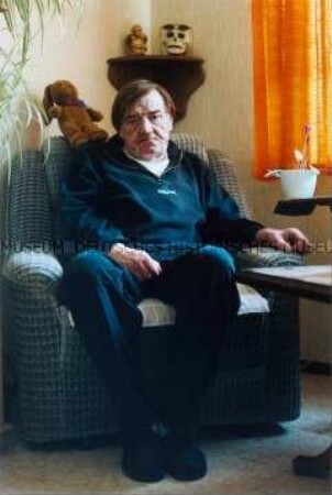 Älterer, männlicher Heimbewohner in einem Sessel sitzend (Prämiertes Foto)
