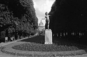 Paris: Plastik im Park des Pantheon