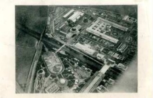 Intern. Baufachausstellung mit Sonderausstellungen Leipzig 1913 aufgenommen von einem D.-Fl.-W.-Eindecker aus 700 m Höhe von Hptm. Härtel, Leipzig [Offizielle Postkarte der IBA]
