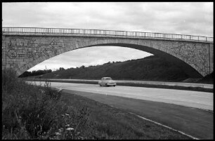 Strass: Autobahn Salzburg-Mondsee, Bogenbrücke - Westseite