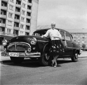 Dresden-Striesen, Borsbergstraße 32. Appartementhaus (1955-1958; H. Schneider, W. Hänsch, G. Kintzer, G. Dettmar). Junge Frau, an ein Auto Typ "Sachsenring" gelehnt