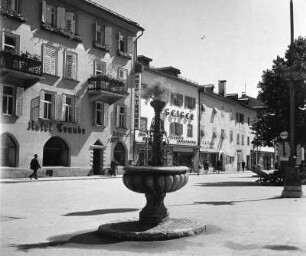 Lienz, Hauptplatz. Ansicht mit Brunnen