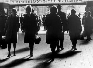 Hamburg. Hauptbahnhof. Ständig in Bewegung. Menschen betreten und verlassen den Bahnhof