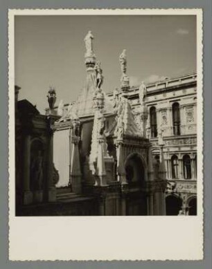 Am Dogenpalast in Venedig