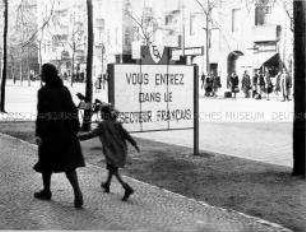 Schild an der Grenze zum französischen Sektor