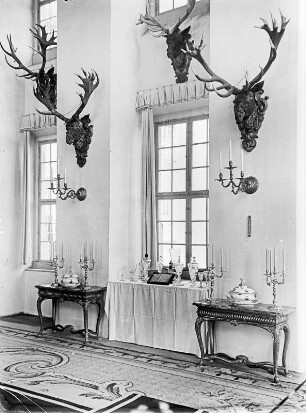 Schloss Moritzburg. Speisesaal mit Geweihen und Glaspokalen : Moritzburg, Jagdschloss. Großer Speisesaal. Geweihsammlung und Fensternische mit Glaspokalen