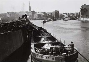 Berlin, Verladen von Trümmerschutt in Spreekähne am Märkischen Ufer, Blick zum Fischerkietz und zur Mühlendammschleuse : Berlin, Trümmerbahn