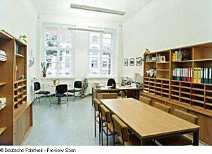 Sächsische Landesbibliothek - Staats- und Universitätsbibliothek Dresden. Zweigbibliothek Maschinenwesen, Teilbibliothek Produktionstechnik/Werkzeugmaschinen. Dienstzimmer der Leiterin der Zweigbibliothek und Fachreferentin