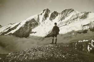 Österreich. Hohe Tauern. Großglockner (3798 m), von Nordosten von der Oberwalder Hütte aus gesehen. Im Vordergrund Bergsteiger