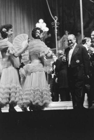 Szenenbilder aus "Die Fledermaus" von J. Strauss, Regie W. E. Struck, mit L. de Beer, R. Inden, M. Vaidas, H. Wocke, F. Kronström, M. Ritzmann, G. Frickhöffer, R. Schiemann, R. Zabekow, H. Wasmer-Witt, J. Schubert u.a., Metropol-Theater, Premiere 20.12.1955