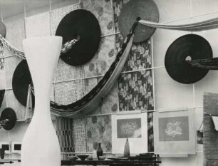 X. Triennale Mailand, Deutsche Abt., Plastik "Stehende Form", Keramiken und Stoffe