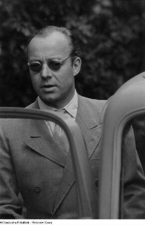 Heinz Rühmann am PKW