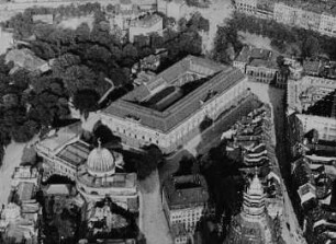 Kunsthochschule, Sächsischer Kunstverein, Synagoge, Albertinum (Szene aus dem Dokumentarfilm "Flugbetrieb auf dem Flugplatz Dresden-Kaditz")