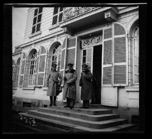 Phalempin (Dep. Nord, Frankreich): "Exz. von Scanzoni mit Generalstabs-Offizier und Adjutant" auf der Casinotreppe der Offiziers-Speiseanstalt