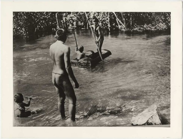 Children play with chicha troughs at the bathing place in Uazirimi in the headwaters of the Jauru (Paressi-Kabiši)