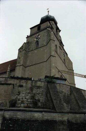 Herrenberg: Stiftskirche hinter Fachwerkhäusern