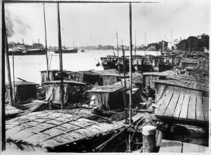 Boote am Fluss : Thailand. Blick über Boote an einer Anlegestelle auf einen Fluss