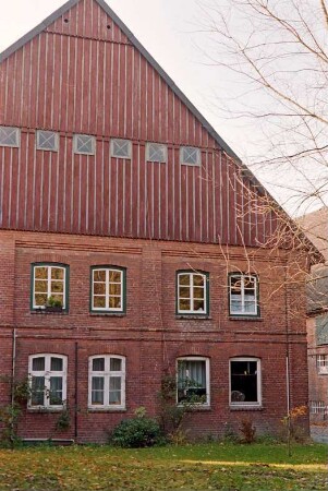 Fritz-Berodt-Straße 7-9: Hofanlage: östliches Wirtschaftsgebäude: rückwärtige Giebelseite Wohntrakt, Giebel mit Verbretterung und kleiner Fensterreihe, oben Eulenlöcher