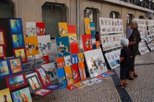 Lissabon - Bilderausstellung : Lissabon, Maler stellen im Zentrum, Fußgängerzone Rua Augusta, ihre Bilder aus, aufgenommen 2006