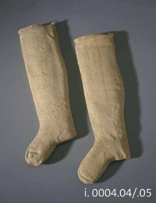 Strumpf / Bräutigamskleid Herzog Augusts von Sachsen zur Hochzeit mit Anna von Dänemark, 1548 in Torgau, bestehend aus Rock, Wams, Hose, Paar Strümpfe