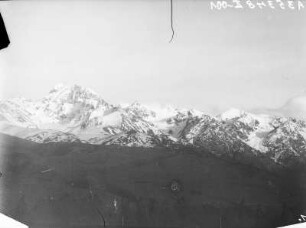 Gebirgszug : Panorama eines schneebedeckten Gebirgszugs im Tian Shan Hochgebirge