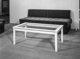 Ausstellungskoje des VEB Möbelkombinat Berlin (MKB) mit Sofa und Couchtisch