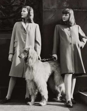 Modeaufnahme, Modelle Virginia Mc. Culloch und Caroline Carles mit Afghane (Harper's Bazaar)