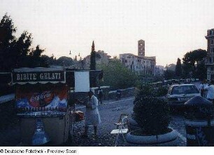 Eisstand am Kolosseum, im Hintergrund das Forum Romanum